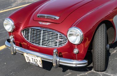 Chicago, Illinois, ABD - 08 Eylül 2024: Austin Healey 100-6 iki koltuklu üstü açılır araba, köşe manzaralı. Retro araba. Retro Austin Healey 100-6 numaralı araba. Chicago 'dan Austin Healey