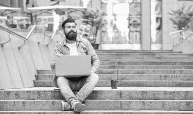 Serbest Çalışan Adam 'ın dışarıdaki video bağlantısı var, afiş. Man Freelancer 'ın bilgisayarında video kaydı var. Freelancer 'ın dışarıda görüntülü görüşmesi var. Freelancer 'ın kahve molasında video görüşmesi var..