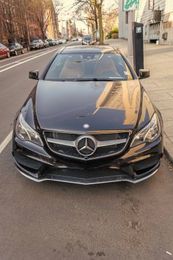 New York City, ABD - 15 Mart 2024: 2014 Mercedes Benz E550 lüks araba açık hava, üst görünüm.