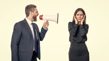 Hoparlördeki çalışana bağıran işadamı beyazdan izole edilmiş. İş adamının terfi konusunda ortağıyla anlaşmazlığı var. İş adamı anlaşmazlığı çözüyor. Altta yatan sorun. iş çatışması.