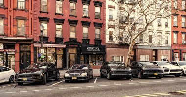 New York City, ABD - 15 Mart 2024: Lüks modern arabalar ya da açık havada park edilmiş araçlar.