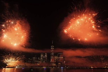 New York Manhattan havai fişekleri arifesinde. Manhattan 'da havai fişekler. New York 4 Temmuz Havai fişekleri. Flashing Fireworks ile New York City Skyline Manhattan. Bağımsızlık Günü