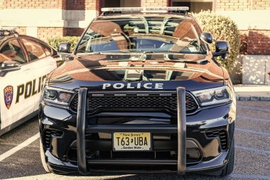 New York City, ABD - 25 Mart 2024 Dodge Durango Polis arabası açık hava manzaralı.