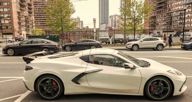 New York City, ABD - 27 Nisan 2020 Chevrolet Corvette Chevy açık hava, yan manzara.