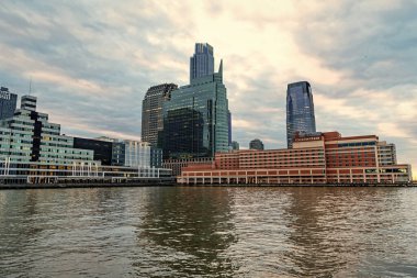 New York, Jersey City, ABD - 21 Aralık 2023: Hyatt Regency Jersey Şehri Hudson 'da gökdeleni ve gökdeleniyle birlikte. Şehir silüeti.