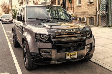 New York City, ABD - 1 Nisan 2024: 2020 Land Rover Defender L663 SUV araba dışarıda, köşe manzaralı.
