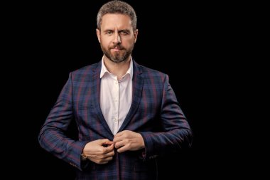 Görevde başarılı bir iş adamı. Ofis müdürü siyahla izole edilmiş. Takım elbiseli iş adamı. Büyük patron. Profesyonel iş adamı. İş adamı. İş liderliği ve başarı. Pankart.