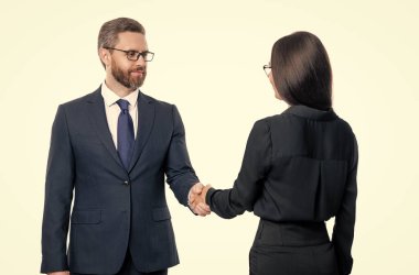 Erkek ve kadın başarılı bir işbirliği için el sıkışırken beyazlar izole edildi. İş ilişkisi. İş birliği başarılı oldu. İş adamları tedarikçiyle işbirliğini geliştirir. Ortak takım çalışması..