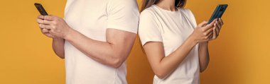 Kadın ve erkek blogu akıllı telefon kullanıyor. Mesajlaşma ve mesajlaşma. Bağlandı. Telefonda sohbet ediyorlar. İnternette çift sohbeti. Aile blogu. Modern telefon iletişimi. Anında Mesajlaşma.