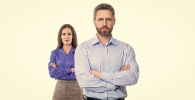 Başarılı iş adamları ve beyaz tenli kadın arasındaki iş ortaklığında başarı..