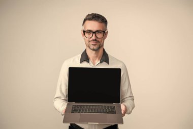 İş adamı bilgisayarda çalışıyor. Video konferansı Grey 'de izole ediliyor..