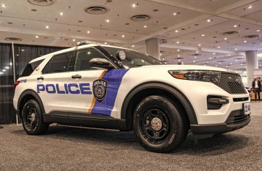 New York City, ABD - 27 Mart 2024: Ford Explorer MTA polis arabası New York Uluslararası Otomobil Fuarı, köşe görüş.