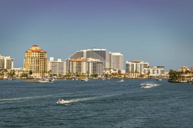 Fort Lauderdale, Florida, ABD - 25 Mart 2023: Florida 'daki Fort Lauderdale şehir binasının gökyüzü manzarası.