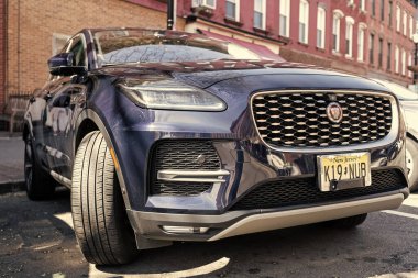 New York City, ABD - 31 Mart 2024: Jaguar E-Pace lüks araç dışarıda park edilmiş, köşe manzaralı.