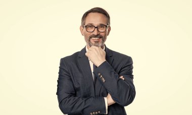 Profesyonel CEO. Formalite içindeki hırslı iş adamı. Başarılı bir iş adamı beyaz üzerinde. Lider adamın iş başarısı. Başarılı liderlik işi başarıya götürür. Çalışan Geliştirme.