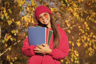 Sonbaharda liseli kız ders çalışıyor. Modern okulda eğitim. Sonbahar stili, okula giden genç bir kız. Bilgi ve eğitim. Eylül 'ün 1' inde, Eylül 'de sonbahar doğası. Entelektüel büyüme.