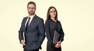 Beyazlar üzerinde izole iş adamları. Ofiste toplantı yaparken iş adamları birlikte. İş projesinde çalışan iş adamları. Yeni bir iş projesinde işbirliği yapıyorum. Pankart.