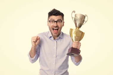 İş başarısı. İş adamı zaferi beyazlarla izole edilmiş iş görüşmeleriyle kutluyor. Şampiyon kupasını elinde tutan başarılı bir iş adamı. Ticari başarı. Etkili liderlik.