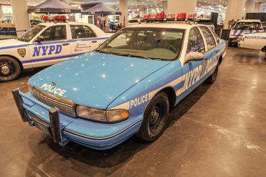 New York City, ABD - 27 Mart 2024: Chevrolet Caprice NYPD polis arabası New York Uluslararası Otomobil Fuarı, köşe manzarası.
