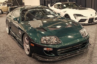 New York City, ABD - 27 Mart 2024: Toyota Supra yeşil spor araba New York Uluslararası Otomobil Fuarı, köşe manzara.