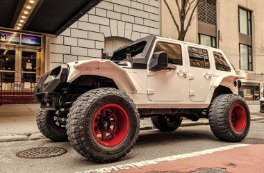 New York City, ABD - 28 Nisan 2024: Jeep Gladyatör kamyonet dışarıda park halinde, sol taraf manzaralı.