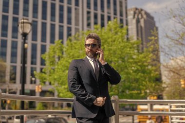 İş adamı İspanyol takım elbiseli bir adam iş görüşmesi için dışarıdaki iletişimi arıyor..