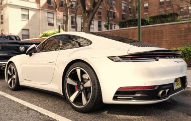 New York City, ABD - 31 Mart 2024: Porsche 992 açık hava sporu, nadir manzara.