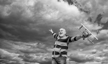 Mutlu emeklilik. Emekli yaşlı adam dışarıda. Gökyüzü arka planında fotokopi alanıyla emekli olan kıdemli adam.
