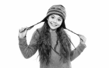 Genç kız süveter giyer ve kış şapkası takar stüdyoda eğlenir. Genç kızlar için kış modası. Kış örgüsü. Kulaklıklı genç kız model. Beyaz arka planda izole edilmiş, kışlık şapkalı genç kız..