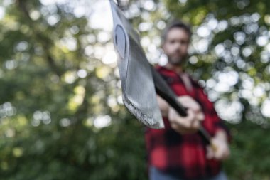 Oduncu ahşap işçiliği. Baltalı bir adam. Balta adamın elinde odun kesiyor. Odun kesiyorum. Keskin bıçak. Vahşilik ve erkeklik. Baltalı oduncu seçici odaklı. Acımasız oduncu..