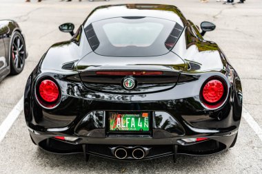 Chicago, Illinois - 29 Eylül 2024: 2015 Alfa Romeo 4C Coupe siyah rengi. P2015 Alfa Romeo 4C Coupe sokağa park etmiş. Arkadan bak. 2015 Alfa Romeo 4C Coupe Chicago 'da