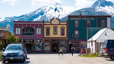 Skagway, Alaska, ABD - 07 Temmuz 2019: Küçük bir kasabada mağaza önü mimarisi. Dağ manzaralı kırsal bir manzara. Küçük bir kasaba. Manzaralı küçük şehir mimarisi. Alaska şehri.