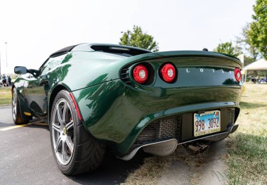 Chicago, Illinois, ABD - 08 Eylül 2024: 2005 Lotus Elise spor arabası, köşe manzaralı. Yeşil metalik spor yara izi. Modern Lotus Elise arabası. Lotus Elise Chicago 'da