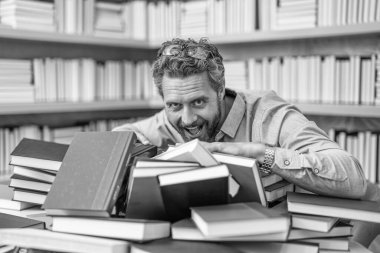 Öğretmenler gününde bilgi ve eğitim almak için kitap okuyan öğretmen..