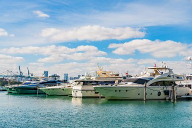 Yaz tatilinde deniz tatili. Marinada lüks tekne motorlu yatı. Lüks yat deniz limanına yanaştı. Tekne ve yat turizmi. Lüks bir yaşam tarzı. Yaz tatili. Yat tüzüğü.