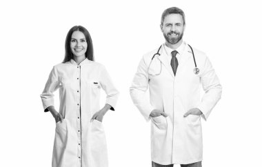 Hastanede doktor ve hemşire sağlık hizmeti sunuyor..