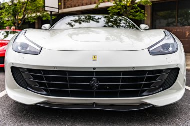 Chicago, Illinois - 29 Eylül 2024 Ferrari GTC4Lusso V12 beyaz renk. Ferrari GTC4Lusso V12 sokağa park etmiş. Ön manzara. Lüks Ferrari GTC4Lusso V12 Chicago 'da