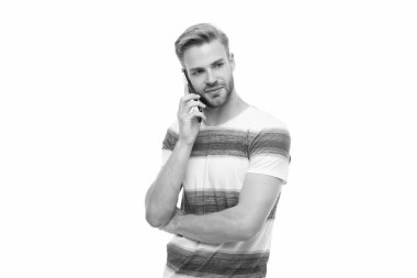 Telefon var. Mobil iletişim. İletişim. Akıllı telefondan konuşan adam beyazda izole edilmiş. Millennial Man 'in telefon görüşmesi var. Ses bağlantısı. Adam akıllı telefonda konuşuyor. Telesekreter.