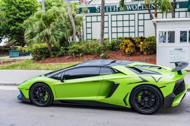 Miami Beach, Florida USA - 9 Haziran 2024 L2022 Lamborghini Aventador LP 780-4 Ultimae Green Miami plajında. Lamborghini lüks bir İtalyan araba üreticisi.