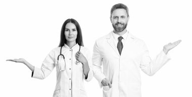 Tıp alanında iki doktor. Steteskobu olan doktor beyaza izole edilmiş. Beyaz önlüklü profesyonel doktor ve tıp kadını. İlaç ve sağlık sigortası. Hastanedeki doktor. Sunum.