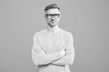 Olgun adam gözlüklü bak. Görüş keskinliği ve görme yeteneği. Vizyon görüşü düzeltmesi. Gözlüklü adam iyi görünüyor. Görmekte zorlanıyorum. Mavi üzerine izole edilmiş bir adam için göz giysisi. Gözlüklerle iyi görünüyorsun..