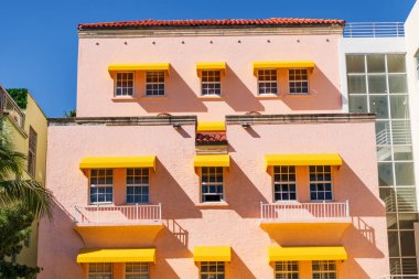 Art deco. Mimari bölge Art Deco. Miami sahilinin modern parlak binası. Okyanus yolculuğu. Ocean Drive Florida 'daki Miami Plajı. Art Deco mimarisi. Mimari bina.