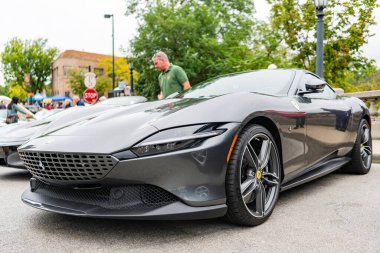 Chicago, Illinois - 29 Eylül 2024: Ferrari Roma siyah rengi. Ferrari Roma caddeye park etmiş. Köşeden bak. Şatoda lüks Ferrari Roma