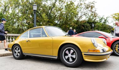Chicago, Illinois - 29 Eylül 2024 1972 Porsche 911T Coupe sokağa park etti. altın metalik 1972 Porsche 911T Coupe.