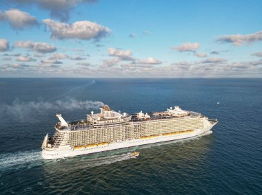 Yaz tatilindeki deniz yolculuğunun havadan görünüşü. Gemi turu ve deniz seyahati. Lüks yolcu gemisi yolculuğunun havadan görünüşü. Gemi Miami sahil limanından ayrılıyor. Miami turu. Gemi seyahati. Deniz macerası.