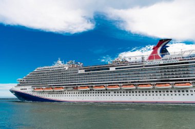 Miami, Florida, ABD - 9 Haziran 2024: Carnival Cruise Line. Karnaval Horizon yolcu gemisi denizde. Gemi sahil limanından ayrılıyor. Gemi seyahati. Gemi seyahati ve deniz yolculuğu..