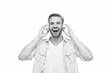 Beyaz tenli bir adam izole edilmiş. Öğrenci çocuk, sesi dinle. Milenyum adamı kulaklıkla müzik dinler. Müzik konsepti. Z jenerasyonu yaşam tarzı. Müzik kulaklıklarıyla ses dinleyen adam. Mutlu ol..