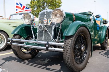 Chicago, Illinois, ABD - 08 Eylül 2024: Wolseley Hornet Roadster iki koltuklu spor üstü açık spor araba, köşe manzaralı. Retro spor araba yeşil renk. Üstü açık Wolseley Hornet Roadster arabası.