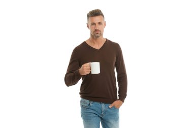 Şık bir erkek sabah kahvesi içiyor. Erkekler gündelik tarzda. Erkek giyim kuşamında yakışıklı bir adam. İş kaçamağı. Şık erkek kıyafetleri. Beyaz, olgun bir adam. Atlamalı adam beyazda izole edilmiş. Yakışıklı olgun erkek modeli..