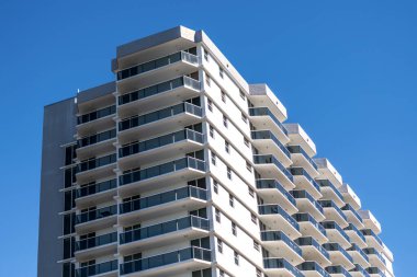 Bina perspektifi. Apartman mimarisi. Konut binasının mimarisi. İkametgah. Modern apartman binası. Mahalledeki mimari bina. Yüksek ölçekli konut kompleksleri.